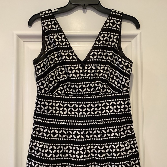 White House Black Market Fit and Flare Dress Size 4 Black and White Geometric - Picture 2 of 10